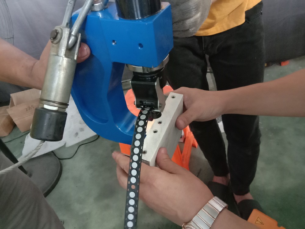Self-piercing Riveting Machine For Aluminum Veneer