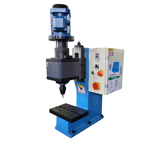 How does the spinning riveting machine work?
