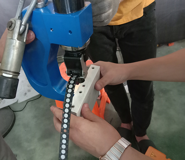Self-piercing Riveting Machine For Aluminum Veneer